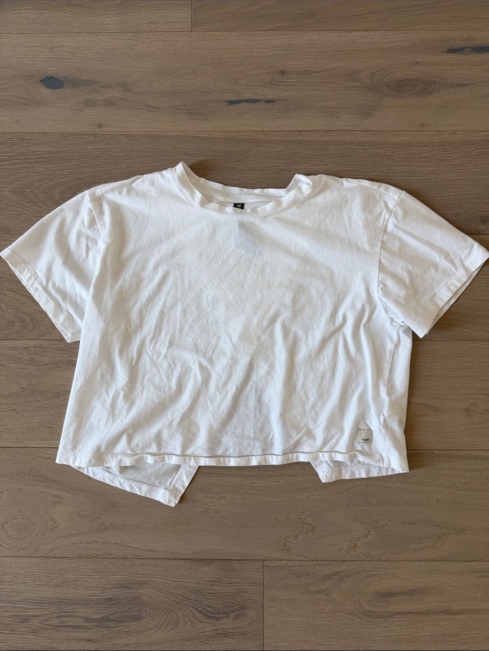 Vuori White Cropped Crewneck T-Shirt